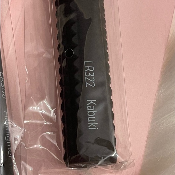 LARUCE Brush Set . On the Go Set . - Picture 4 of 7